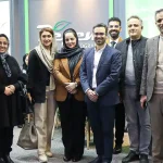 گروهی از متخصصان و اساتید دانشگاه و بررسی محصولات جدید در غرفه شرکت فرآورده بافت ایرانیان.