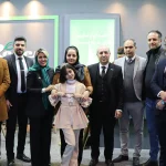 مدیرعامل شرکت فرآورده بافت ایرانیان، سید امیرحسین توکلی، در حال معرفی محصول جدید دیسک استخوان کورتیکال به جمعی از جراحان و متخصصان در غرفه شرکت.